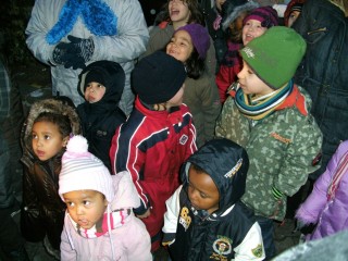 gespannte_kinder_freuen_sich_auf_den_nikolaus