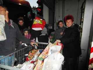 nach_der_show_marita_klner_verschenkt_weihnachtstten_an_die_kinder